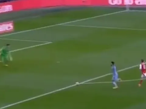 Pha bứt tốc xé nát hàng thủ Arsenal của Kun Aguero