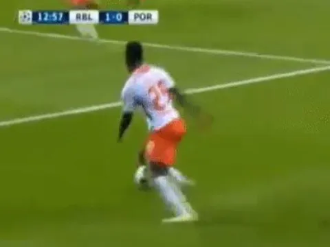 Pha 'xoay compa' tuyệt đẹp của sao RB Leipzig