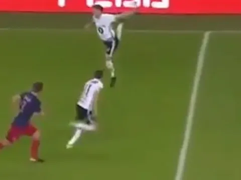 Pha chuyền bóng bằng gót trên không của 'Lord' Bendtner cho đồng đội