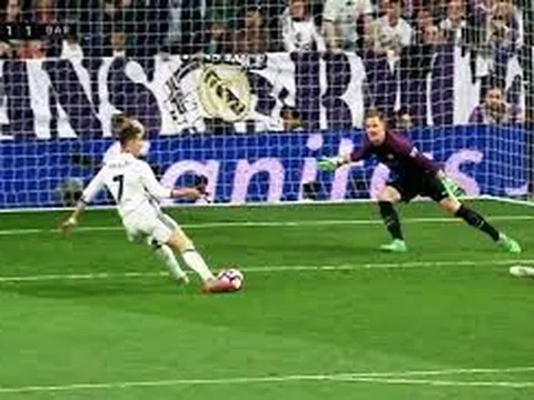 Pha đệm bóng cận thành không thành khó tin của Ronaldo
