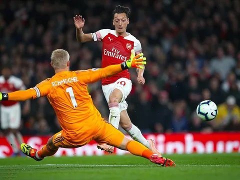 Pha kiến tạo đẳng cấp của Ozil biến hàng thủ Leicester thành trò hề