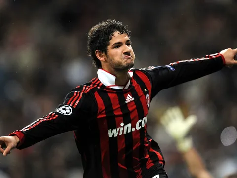 Pha solo ghi bàn đẳng cấp của Alexandre Pato vào lưới Barcelona