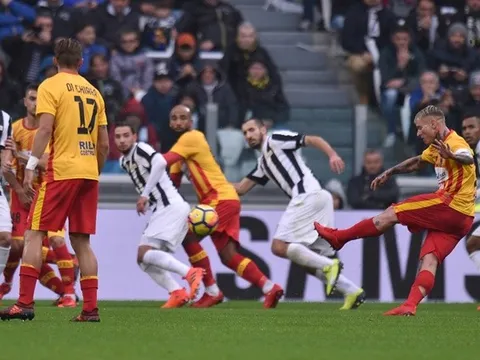 Pha sút phạt suýt khiến Juventus ôm hận trước Benevento