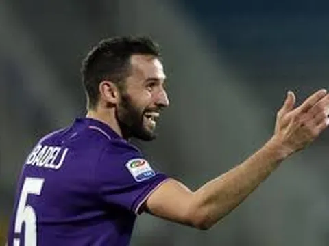 Pha tắc bóng nguy hiểm của Badelj trong trận đấu với Juventus