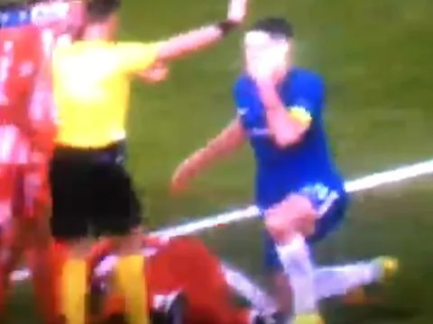 Pha vào bóng nguy hiểm của Cahill đối với Griezmann