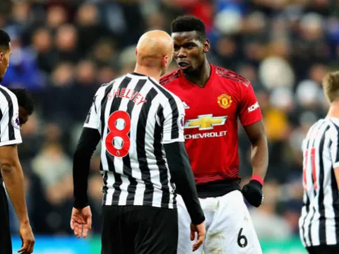 Phạm lỗi còn nhiều lời, cựu sao Liverpool suýt bị Pogba 'dạy bài học'