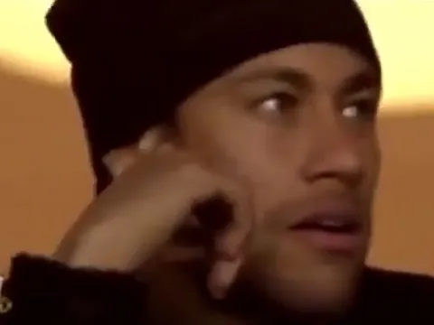 Phản ứng của Neymar khi chứng kiến Cavani liên tục ghi bàn