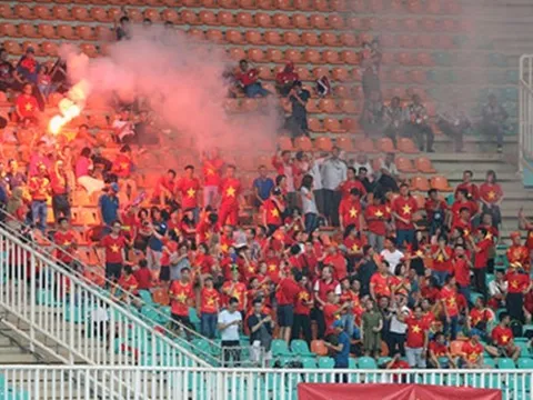 VFF bị AFC phạt vì để CĐV đốt pháo sáng ở ASIAD 2018