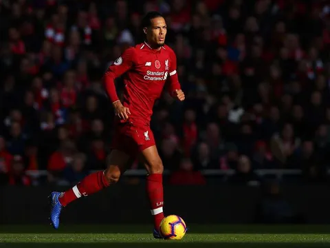 Phát hoảng với pha đá phạt đầu tiên của Van Dijk cho Liverpool