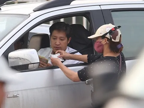 Phe vé chặn xế hộp, tung hoành hét giá 4 triệu/cặp vé