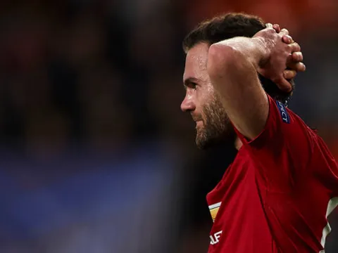 Phil Jones phản lưới nhà, Man United 'chạy trốn' ngôi đầu thành công