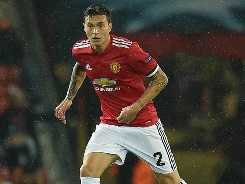 Phil Neville chỉ cho Mourinho cách sử dụng Lindelof