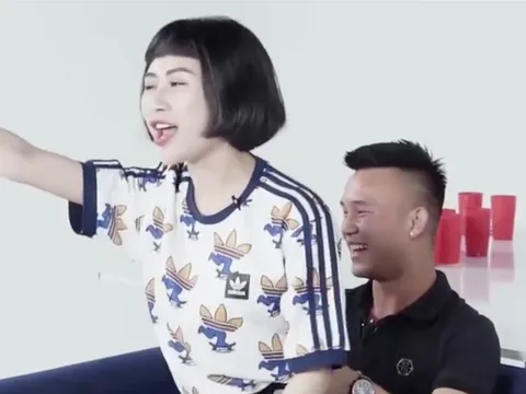 Cầu thủ U19 Việt Nam khiến fan đỏ mặt vì... 'cảnh nóng'