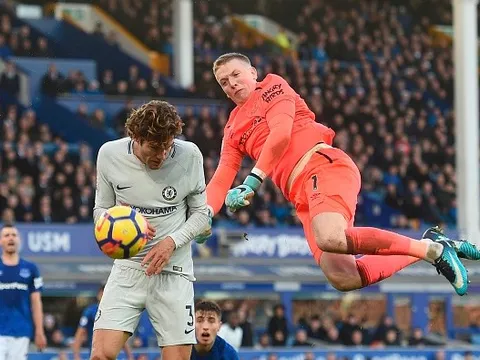 Pickford 'bay như chim', Conte lắc đầu ngao ngán