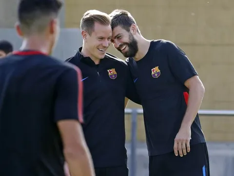 Pique lộ rõ thái độ khác biệt khi trở lại tập với Barca