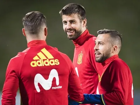 Pique vui vẻ trò chuyện với 'kình địch' trên sân tập
