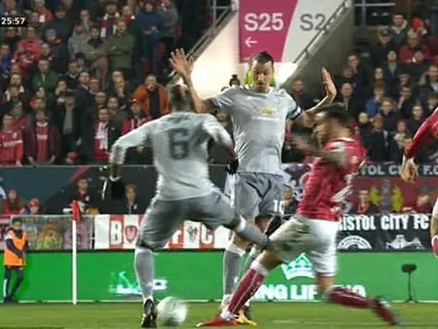 Pogba thoát thẻ đỏ, MU may mắn chỉ thua 1-2