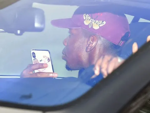 Pogba có mặt ở sân tập, sẵn sàng chiến Man City