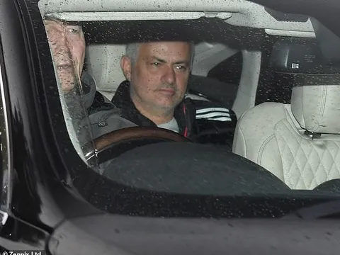 Pogba đăm chiêu, Mourinho nở nụ cười bí ẩn trên đường tới sân tập Man Utd