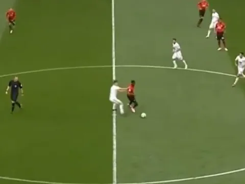 'Pogba đang làm cái quái gì vậy?'