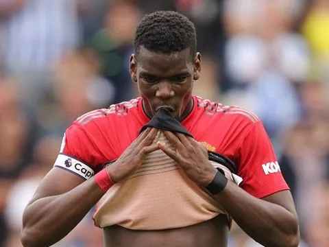 Pogba gây SỐC với pha chuyền bóng... cho biển quảng cáo