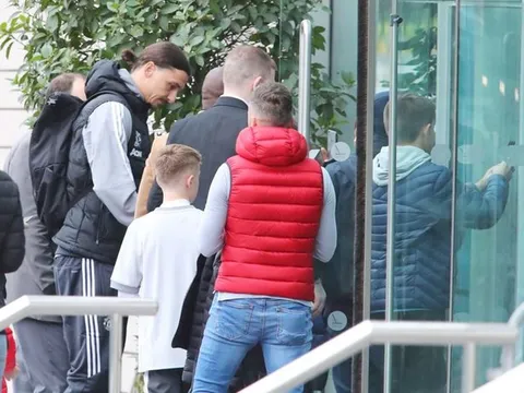 Pogba, Ibra bị người hâm mộ 'bao vây' tại khách sạn Lowry