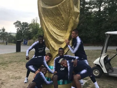 Pogba khoe cúp Vàng cao hơn 5m trong ngày trở lại tuyển