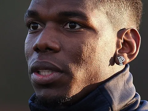 Pogba khoe "đồ chơi" độc trên sân tập