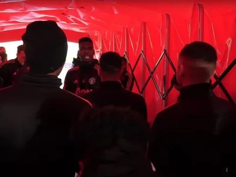 Pogba làm điều khủng khiếp trước khi sút tung lưới Huddersfield 2 lần