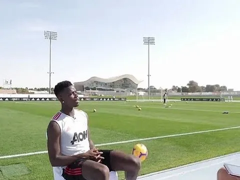 Pogba làm NHM "nức lòng" với pha bóng đẳng cấp dù đang trả lời phỏng vấn