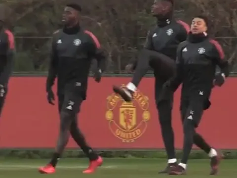 Pogba liên tục tạo không khí trên sân tập của Man Utd