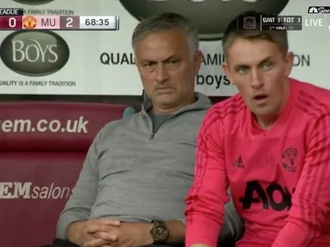 Pogba sút hỏng 11m và đây là biểu cảm khó đỡ của Mourinho