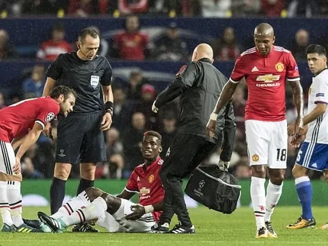 Pogba tập tễnh dùng nạng rời sân Old Trafford
