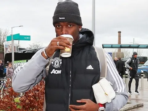 Pogba uống vội nước ấm trên đường đến London
