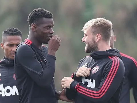 Pogba và Mourinho gây choáng với điệu bộ này trên sân tập Man Utd