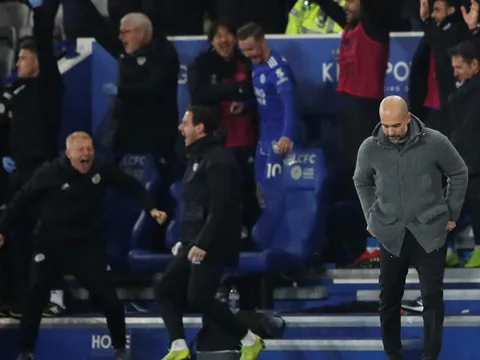 Premier League và 10 khoảnh khắc ấn tượng trong ngày Boxing Day: Nhà Vua cúi đầu