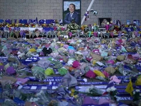 Chủ tịch Vichai đi thật rồi, bầu không khí tan thương bao trùm Leicester
