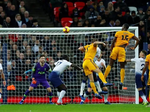 'Quái thú' bật cao, hàng phòng ngự Tottenham chết lặng