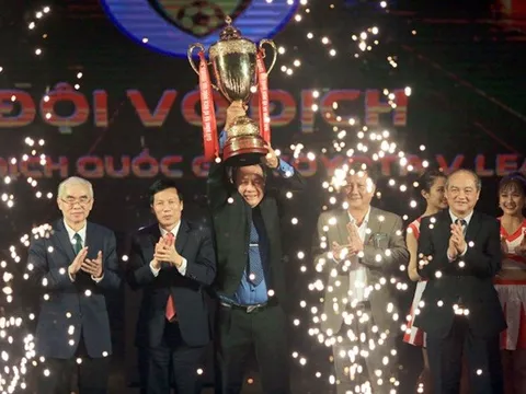 Quảng Nam FC nhận chiếc cúp thứ 2 tại Gala các giải bóng đá chuyên nghiệp QG năm 2017
