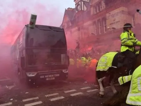 Quay trở lại Liverpool, Pep phát biểu cứng rắn về vấn đề hooligan