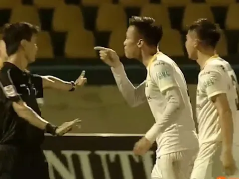 Chỉ thẳng mặt trọng tài, Quế Ngọc Hải vẫn thoát án ngoạn mục