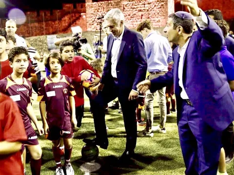Quên "FC phản thầy", Ancelotti đi làm từ thiện