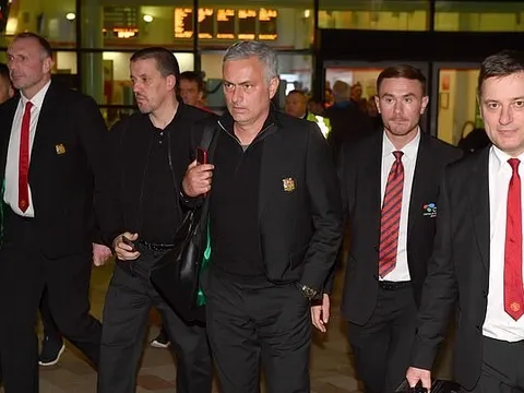 Quỷ đỏ đánh rơi 2 điểm, HLV Mourinho hậm hực trở lại Manchester
