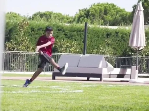 Quý tử nhà Ronaldo lại ghi “siêu phẩm” đá phạt