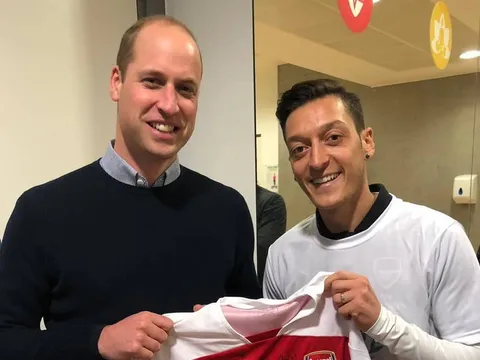 Quyết không cho đồng đội lấy áo, vậy mà Ozil lại tặng cho 'người lạ'