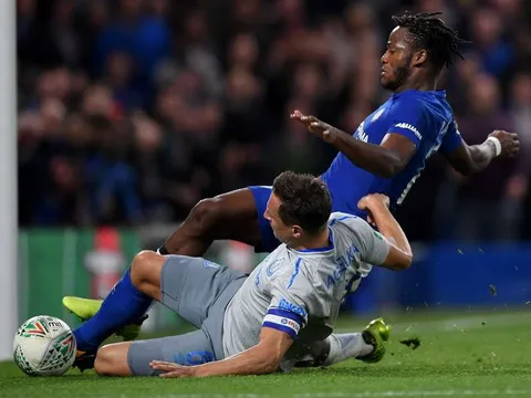 Quyết lấy lại hình ảnh, Batshuayi quả cảm lao vào khung thành cứu thua