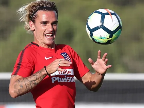 Ra quân không như ý, Griezmann tìm niềm vui trên sân tập