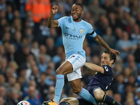 Raheem Sterling khiến hàng thủ Feyenoord chao đảo