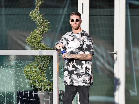 Ramos khiến fan té ngửa với style... bò sữa