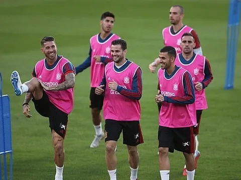Ramos và dàn cầu thủ Tây Ban Nha diện áo hồng nam tính trên sân tập